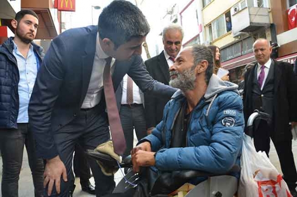 CHP Kartal Belediye Başkan Adayı Gökhan Yüksel, Atatürk anıtına çelenk bıraktı