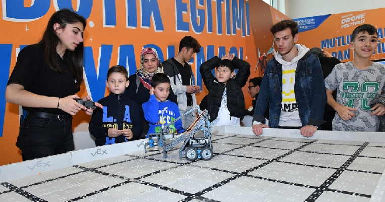 Üsküdar’da Düzenlenen Drone Ve Robotik Festivali Gençleri Mutluluktan Uçurdu