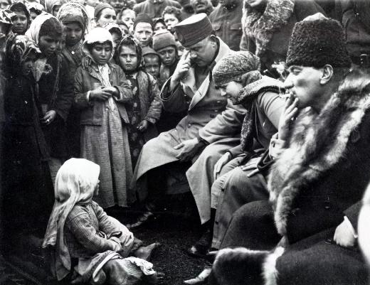 Atatürk Ve Çocuk Sevgisi