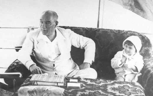 Atatürk Ve Çocuk Sevgisi