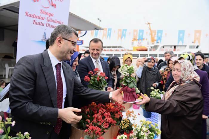 Türkmen 'Dünya Kadınlar Günü'nde kadınlara çiçek dağıttı