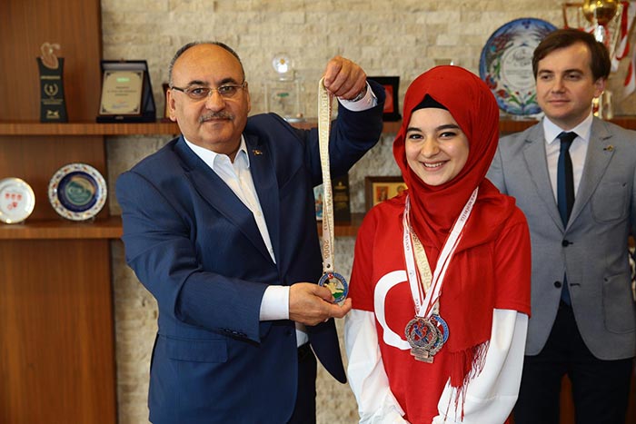 Tekvando Wushu Türkiye Şampiyonu Tuğba Sargut, Başkan Hasan Can'ı ziyaret etti