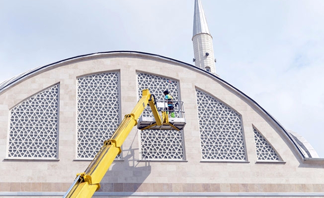 Tuzla Belediyesi, ibadethanelerin camlarını da temizliyor