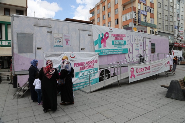 Mobil Mamografi Tırı Kent Meydanı’nda