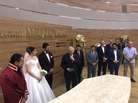 Başbakan Yıldırım Çekmeköy'de nikah şahidi oldu