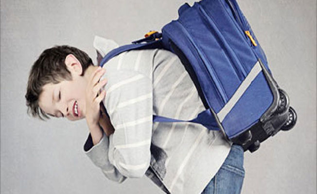 Okul çantasını hafifletmek omurgayı koruyor