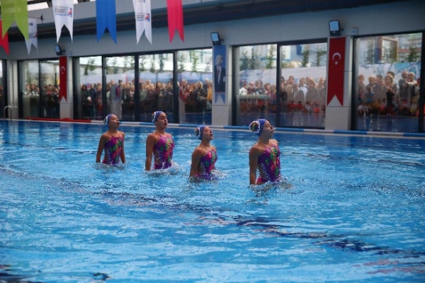 Kadıköy’de Acıbadem Yüzme Havuzu Ve Spor Merkezi Açıldı