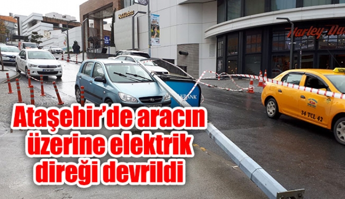Ataşehir’de aracın üzerine elektrik direği devrildi