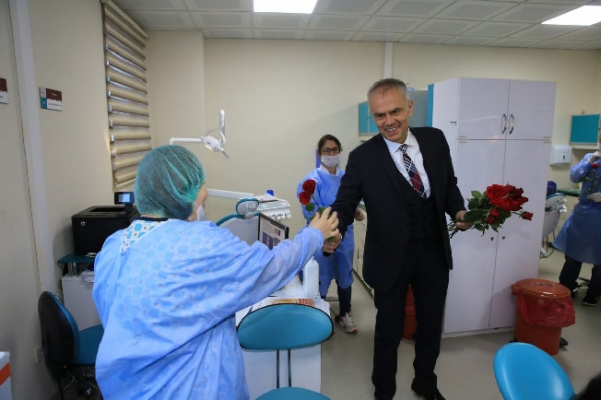 Başkan Poyraz’dan doktorlara sürpriz ziyaret