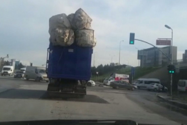 İstanbul’da aşırı yüklü kamyonlar tehlike saçıyor