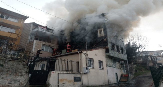 Üsküdar’da ahşap bina alev alev yandı