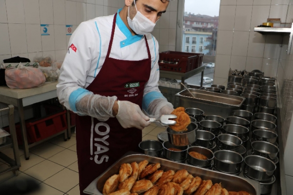 Çekmeköy Belediyesi, muhtaçlara yemeklerini evlerine götürüyor