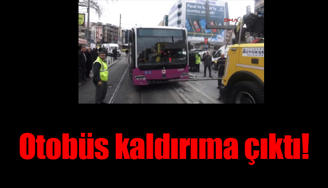 Kadıköy'de otobüs kaldırıma çıktı!