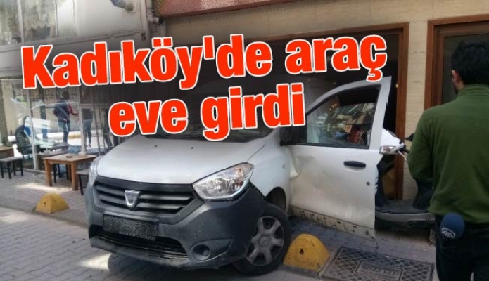 Kadıköy'de araç eve girdi