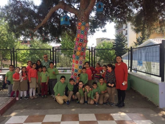 Kartal Mehmet Hilmi Altay İlkokulu Öğrencilerinden Ağaçlara El Örgüsü