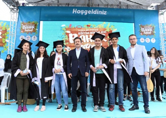 Tuzla Belediyesi Bilgi Evleri, Bahar Festivali’nde yeteneklerini sahneledi