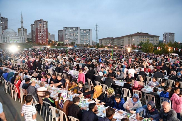 Tuzla Belediyesi, Ramazan’ın ilk sokak iftarını TOKİ Konutları’nda düzenledi