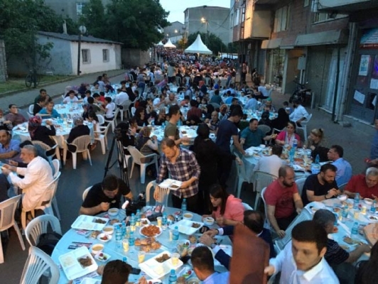 Ümraniye'de 2 mahalle yüzlerce kişilik iftarda buluştu