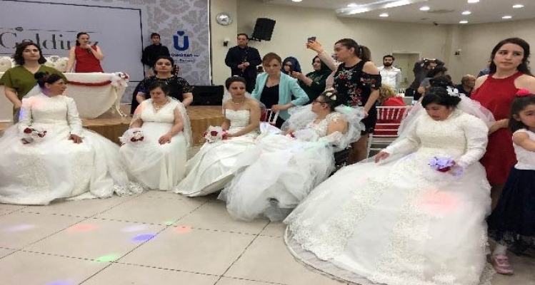 Üsküdar’da engelli genç kızlar için temsili kına gecesi düzenlendi