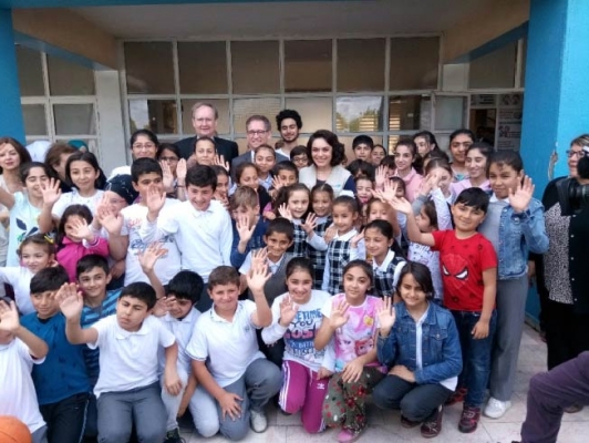 Ünlü oyuncu Ezgi Mola, mülteci çocukların okulunu ziyaret etti