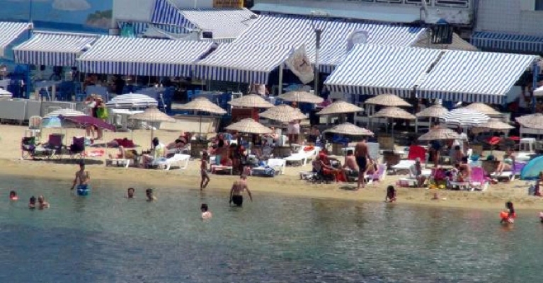 2.500 kişinin yaşadığı Ada’da 100 bin kişi tatil yapıyor