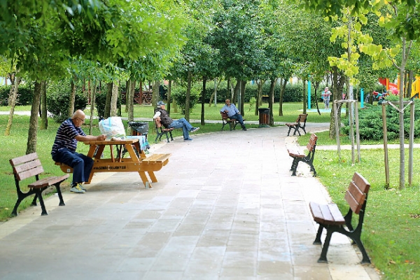 Ataşehir’de Parklar Hem Çoğalıyor Hem Yenileniyor