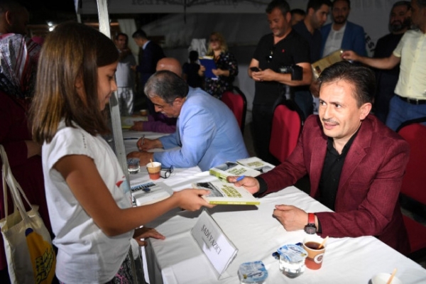 Başkan Yazıcı, Şile Belediyesi 2. Kitap Festivali'nde eserlerini imzaladı