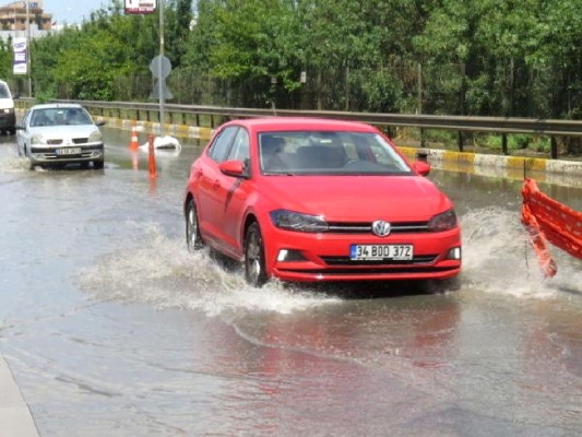 Sultanbeyli'de yağmur; 2 araç çukura düştü