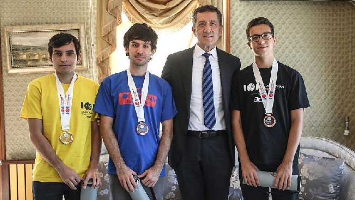 Bakan Selçuk, Bilgisayar Olimpiyat Şampiyonlarıyla buluştu
