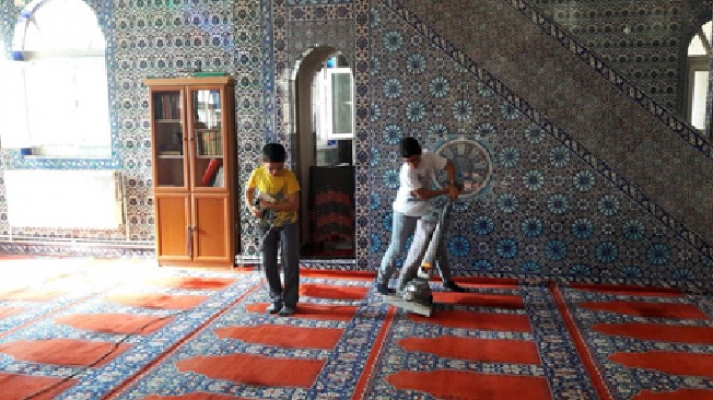 Suriyeli gençler Ümraniye’de camileri temizledi