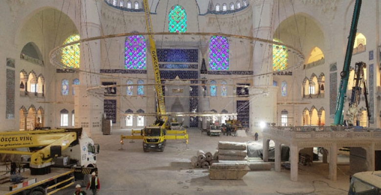 Çamlıca Camii'nin devasa avizesi yerleştirildi