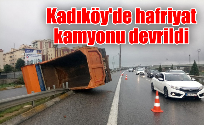 Kadıköy'de hafriyat kamyonu devrildi