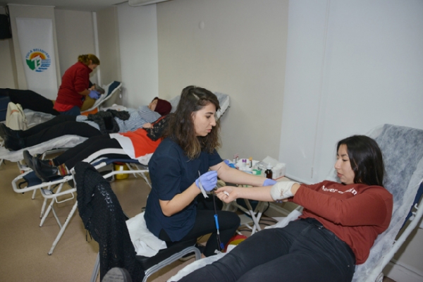 Tuzla Belediyesi Gençlik Merkezi, Türk Kızılayı’na 132 ünite kan bağışladı