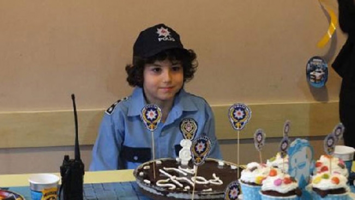 Polisten küçük Ali'ye doğum günü sürprizi