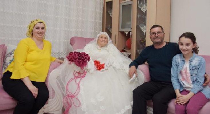 89 yaşında kına yaktı, gelinlik giydi