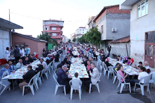 Ekşioğlu Mahallesi’nde Kurulan İftar Programına Binlerce Vatandaş Katıldı