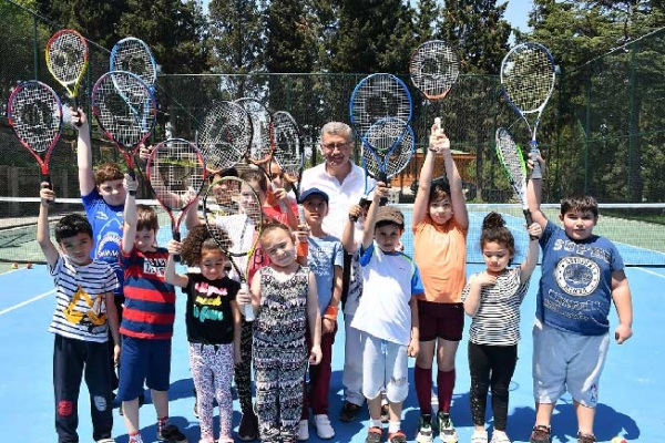 Nakkaştepe Millet Bahçesi’nde Tenis Dersleri Başladı
