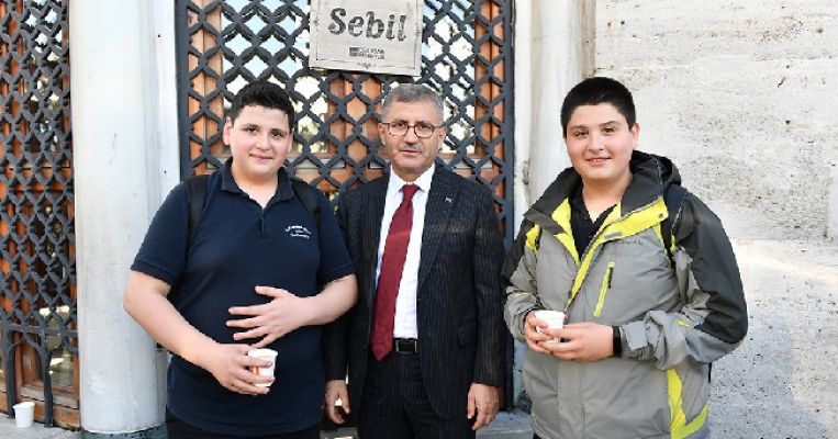 Mevlid Kandili Dolayısıyla Valide-İ Cedid Camii'nde Şerbet Dağıtımı Yapıldı