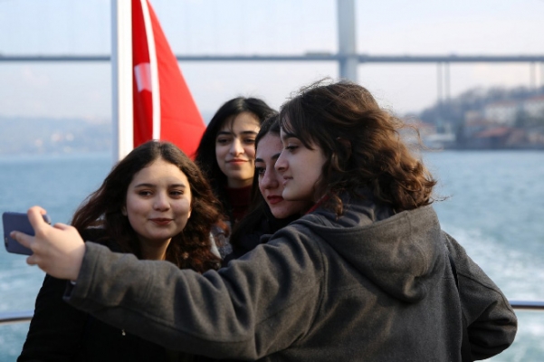 Liseli Öğrenciler İstanbul Boğazı'nın Tadını Çıkarıyor