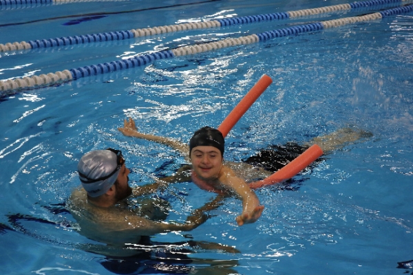 Ümraniye Belediyesi’nden Engelli Çocuklara Yüzme Kursu