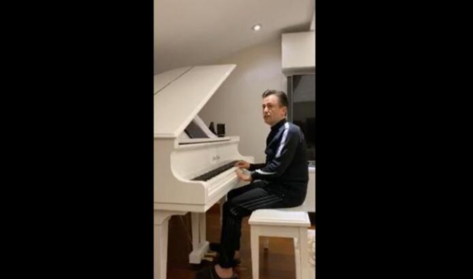 Tuzla Belediye Başkanı Yazıcı, canlı yayında piyano çaldı 