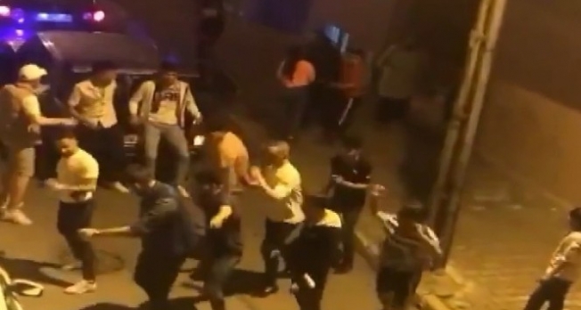Sultanbeyli'de kısıtlama saatinde gençlerin müzikli dans şovu