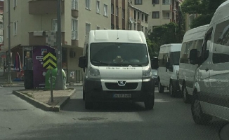 Çekmeköy’de gelişi güzel parklanma… Trafik polisi nerede?