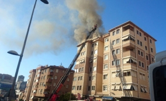 Ataşehir'de 7 katlı bir binanın çatısı yandı