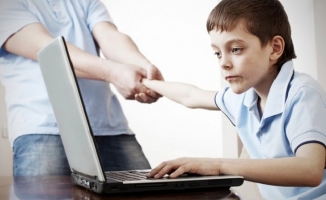 Çocuklarda Kontrolsüz İnternet Kullanımı Obezite Nedeni
