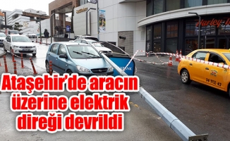 Ataşehir’de aracın üzerine elektrik direği devrildi