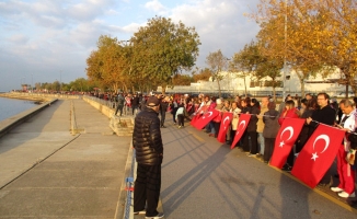 Kadıköy’de, "Ata'ya Saygı Zinciri" oluşturuldu