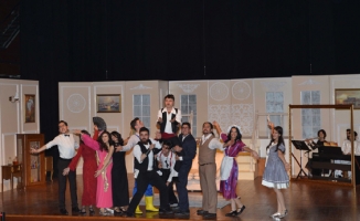 Tuzla Belediyesi Gençlik Merkezi, ilk müzikalinde “Lüküs Hayat"ı sahneledi
