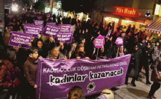 Kadıköy'de kadınlardan 'Diyanet' protestosu
