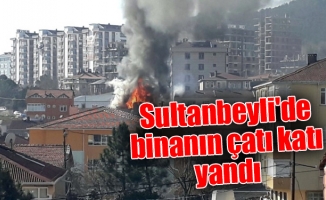 Sultanbeyli'de binanın çatı katı yandı